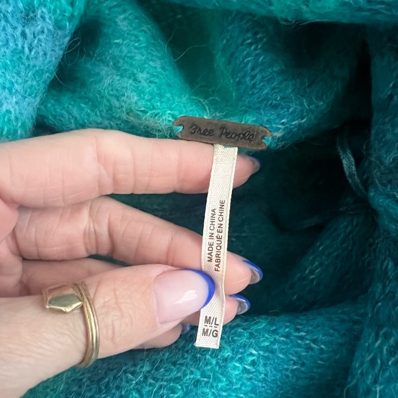 few people cropped sweater - Picture 3 of 4